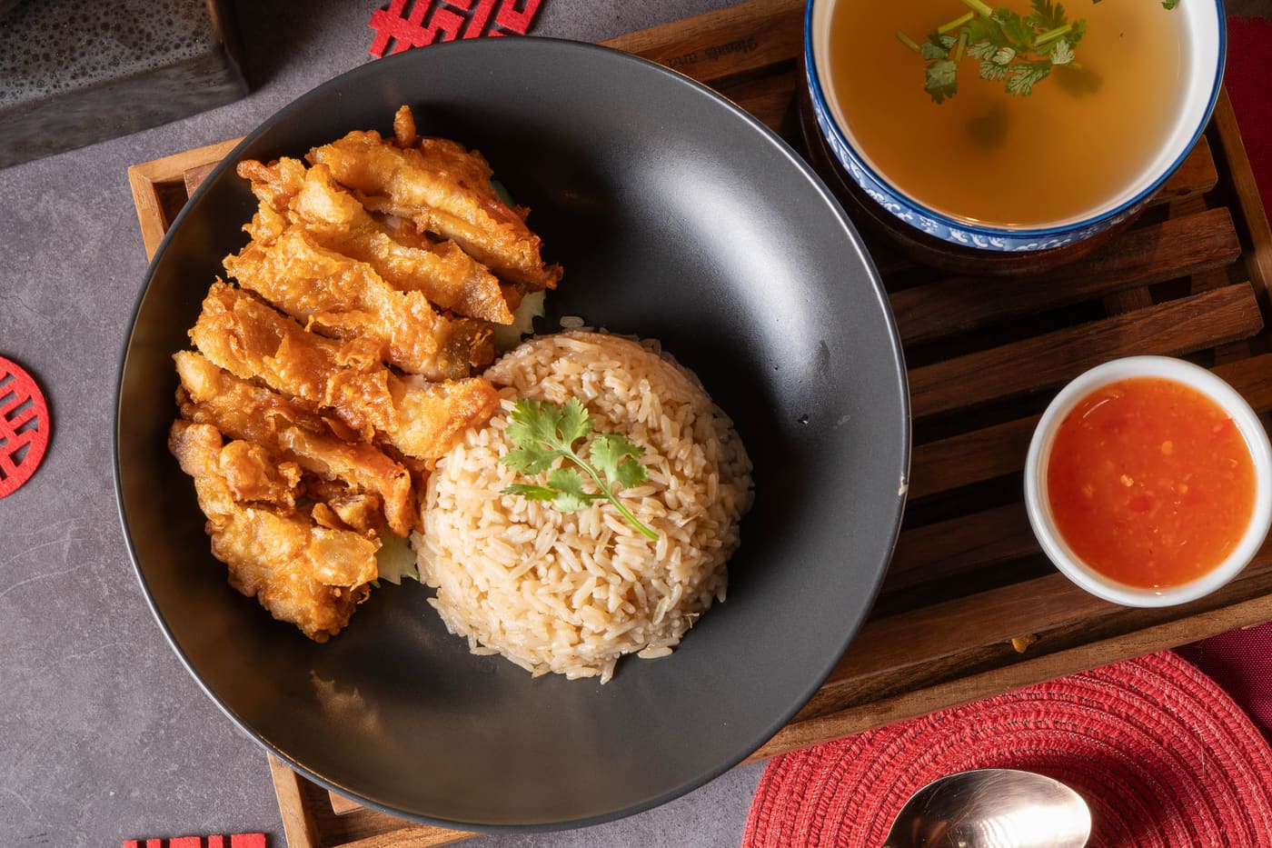 ข้าวมันไก่ทอดเสิร์ฟพร้อมซุปและน้ำจิ้ม